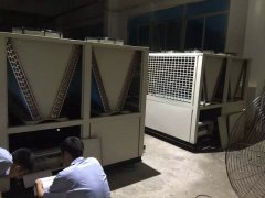 工程師加班攻克技術(shù)難題，以確保質(zhì)量達(dá)標(biāo)